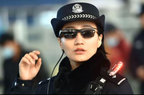 Policía China con gafas de inteligencia artificial y reconocimiento facial